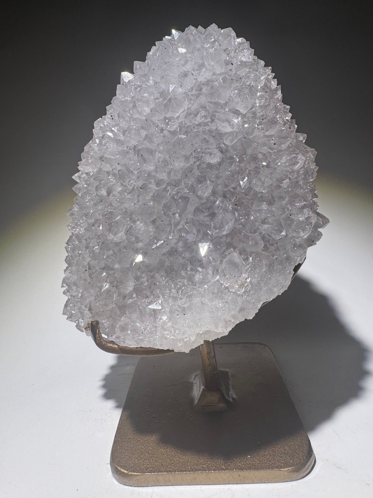 Schneeweisse Quarzblüte mit Lilatouch aus Uruguay – Stalaktitspitze auf goldenem Ständer, 17 cm, 1,7 kg