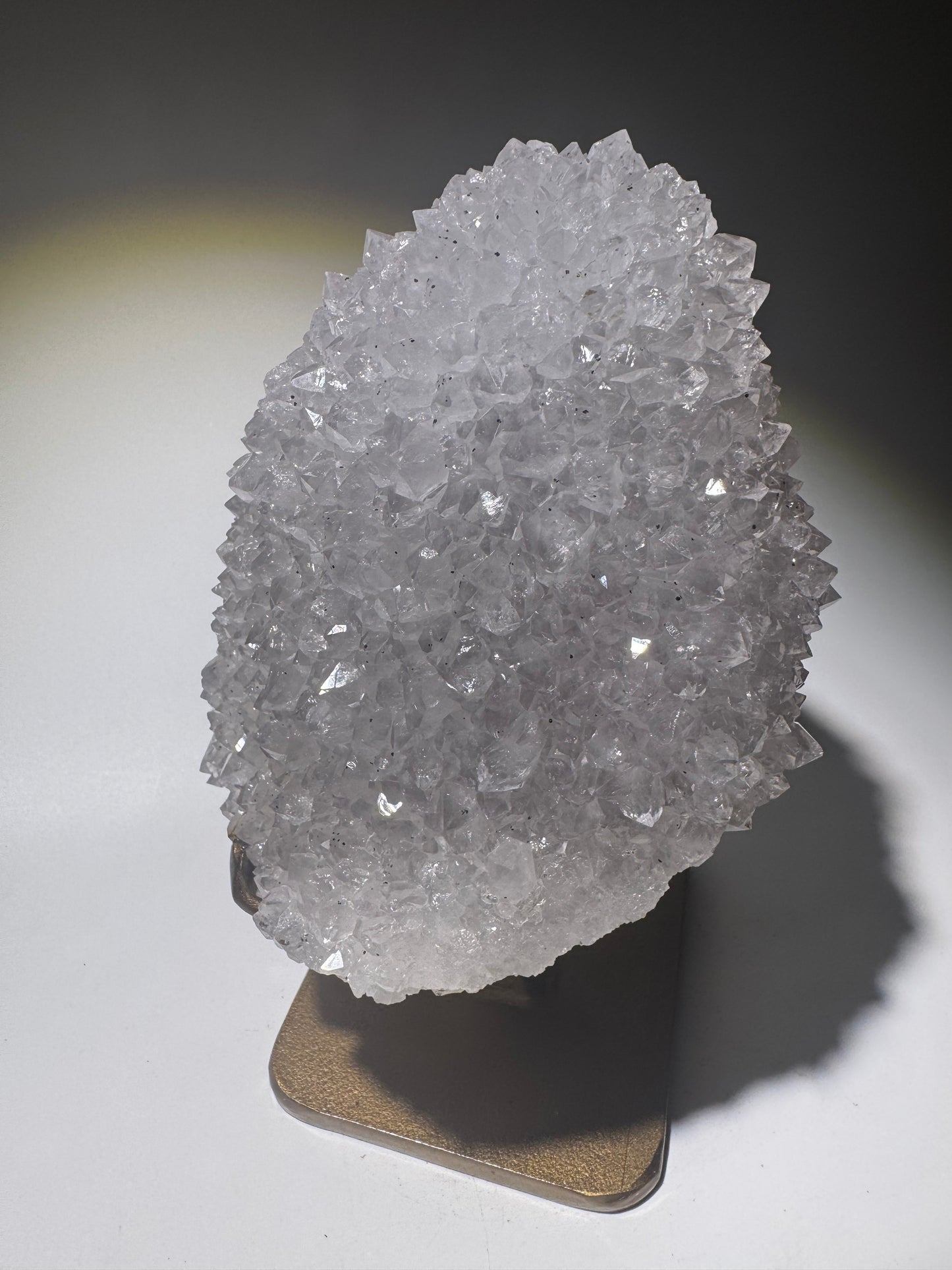 Schneeweisse Quarzblüte mit Lilatouch aus Uruguay – Stalaktitspitze auf goldenem Ständer, 17 cm, 1,7 kg