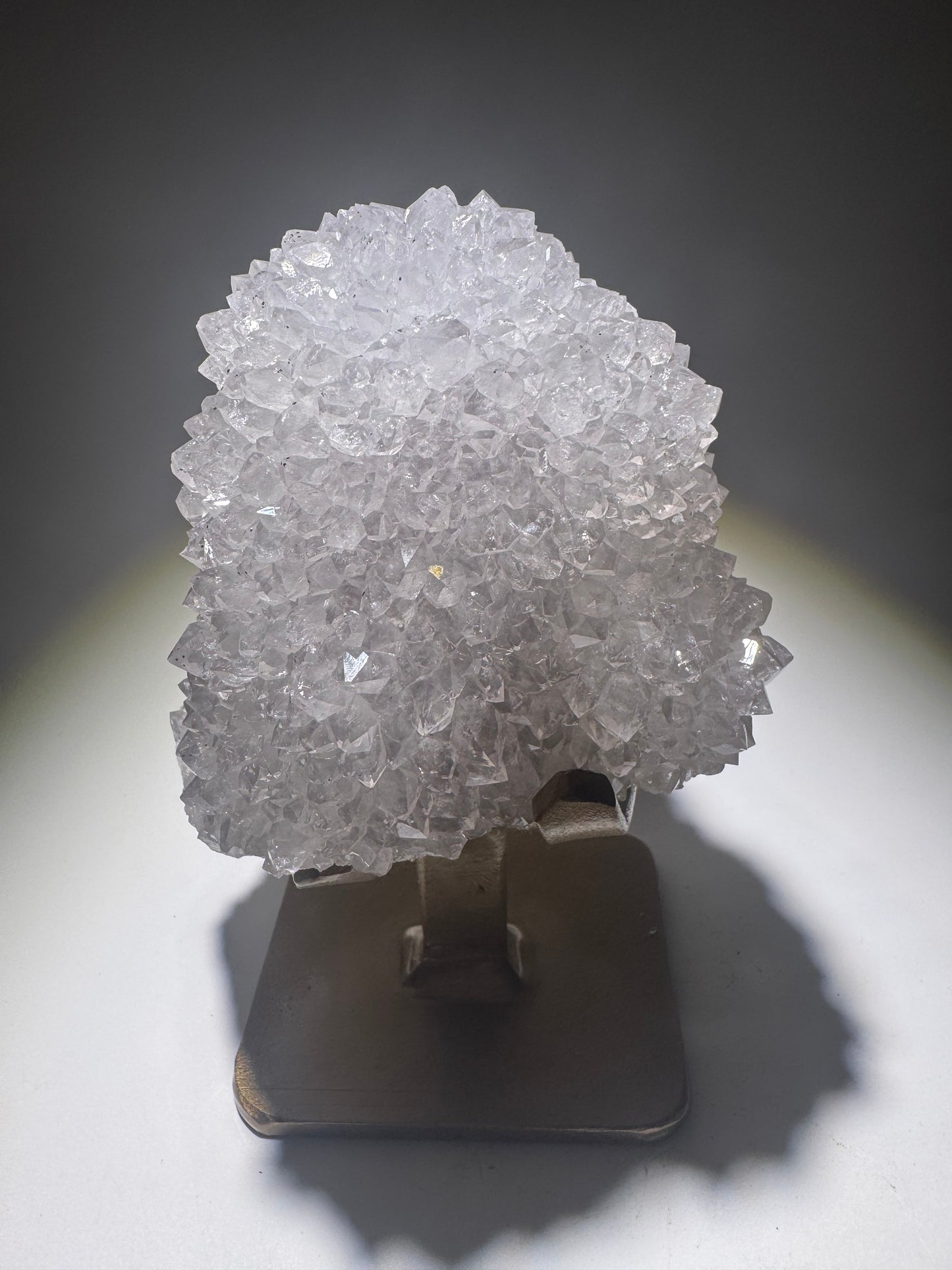 Schneeweisse Quarzblüte mit Lilatouch aus Uruguay – Stalaktitspitze auf goldenem Ständer, 17 cm, 1,7 kg