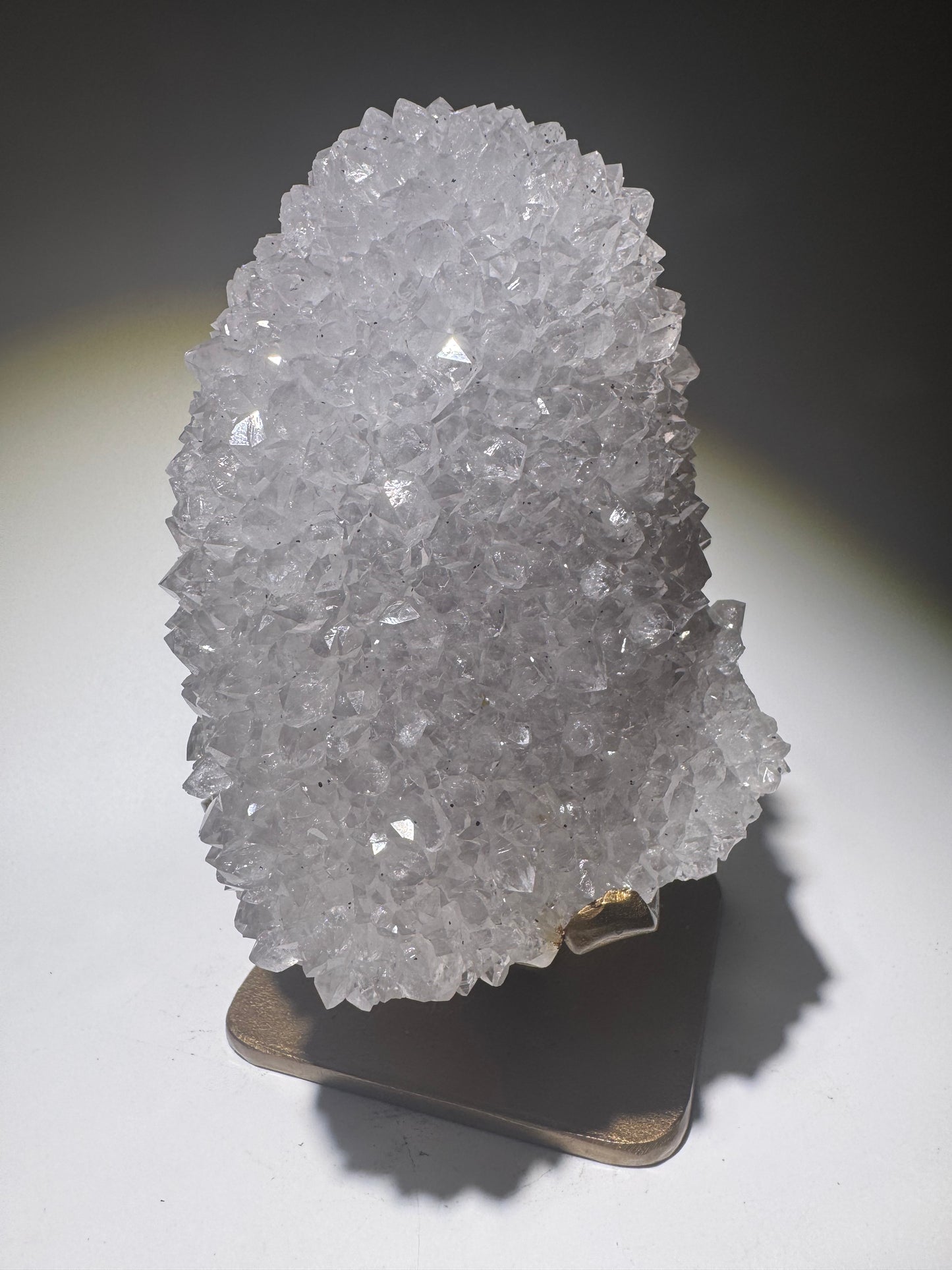 Schneeweisse Quarzblüte mit Lilatouch aus Uruguay – Stalaktitspitze auf goldenem Ständer, 17 cm, 1,7 kg