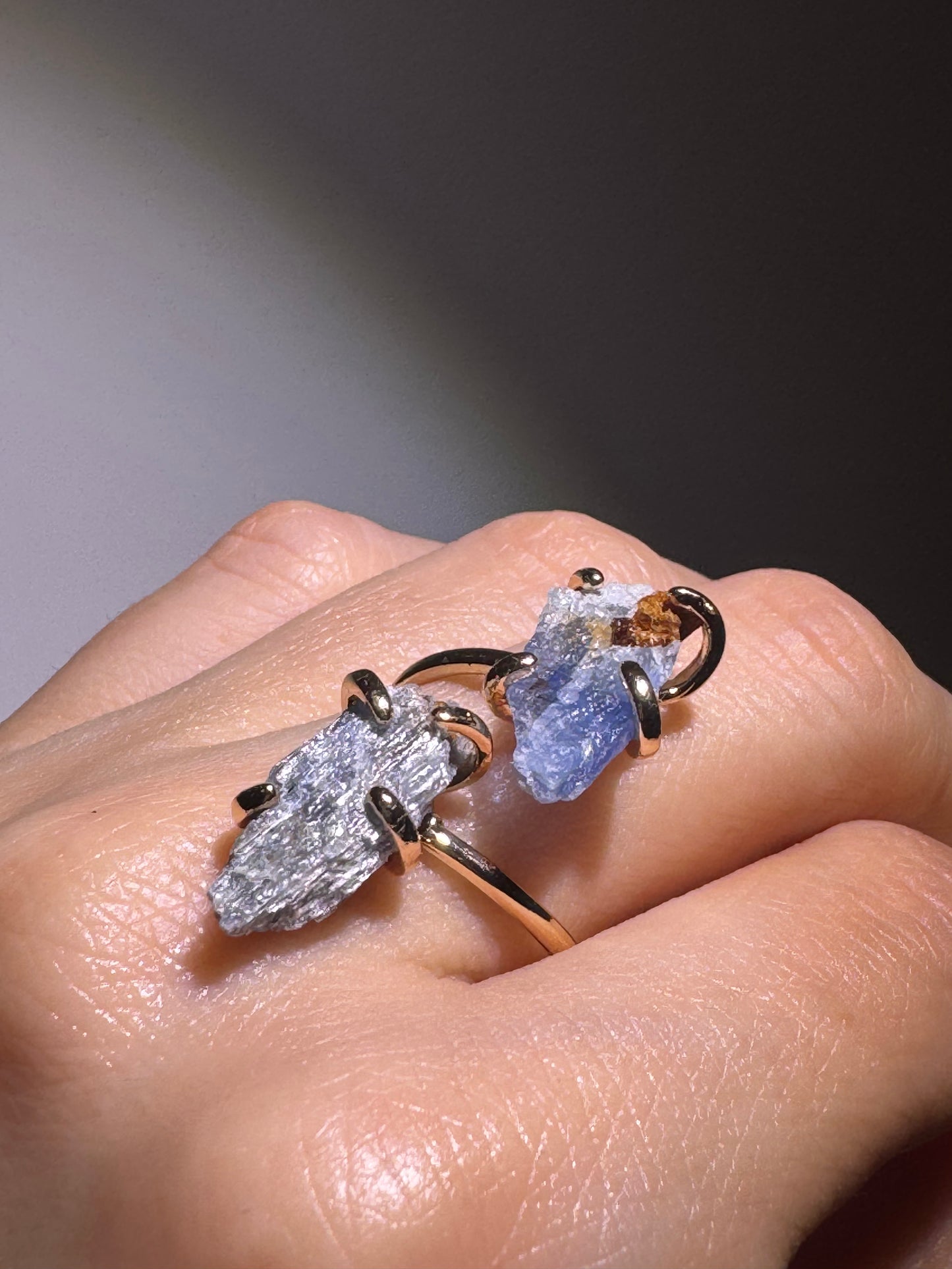 Eleganter Kryonit-Ring mit kristallblauem Edelstein – grössenverstellbarer Kupferring mit Goldvergoldung