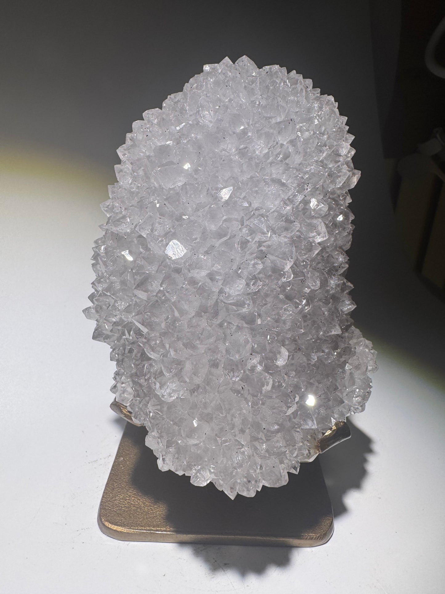 Schneeweisse Quarzblüte mit Lilatouch aus Uruguay – Stalaktitspitze auf goldenem Ständer, 17 cm, 1,7 kg