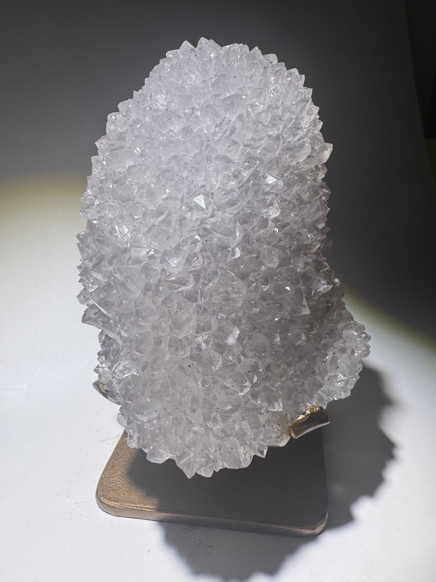 Schneeweisse Quarzblüte mit Lilatouch aus Uruguay – Stalaktitspitze auf goldenem Ständer, 17 cm, 1,7 kg