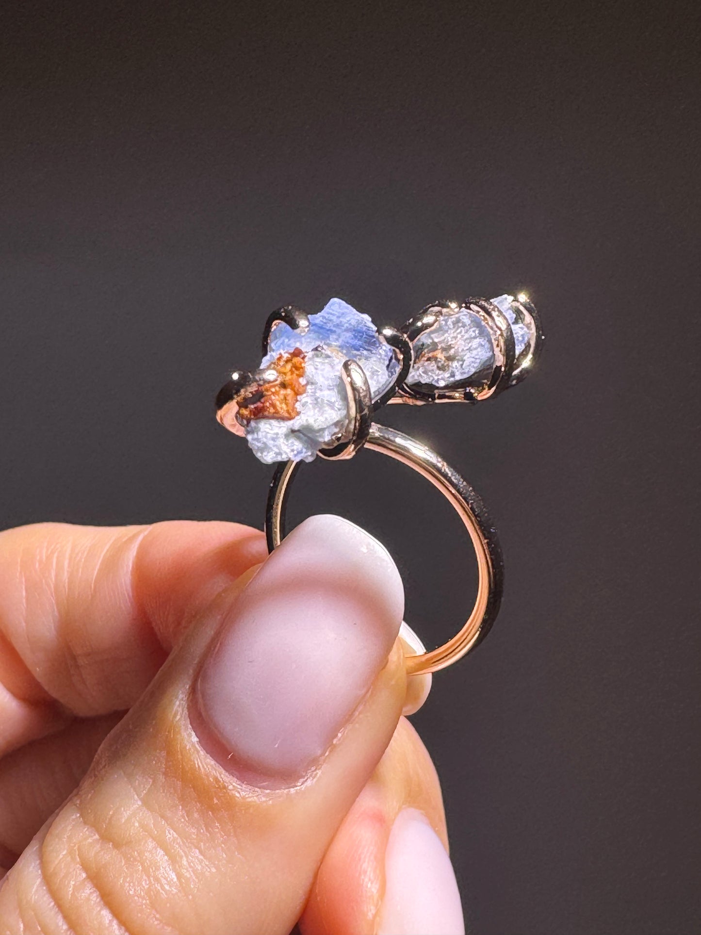 Eleganter Kryonit-Ring mit kristallblauem Edelstein – grössenverstellbarer Kupferring mit Goldvergoldung