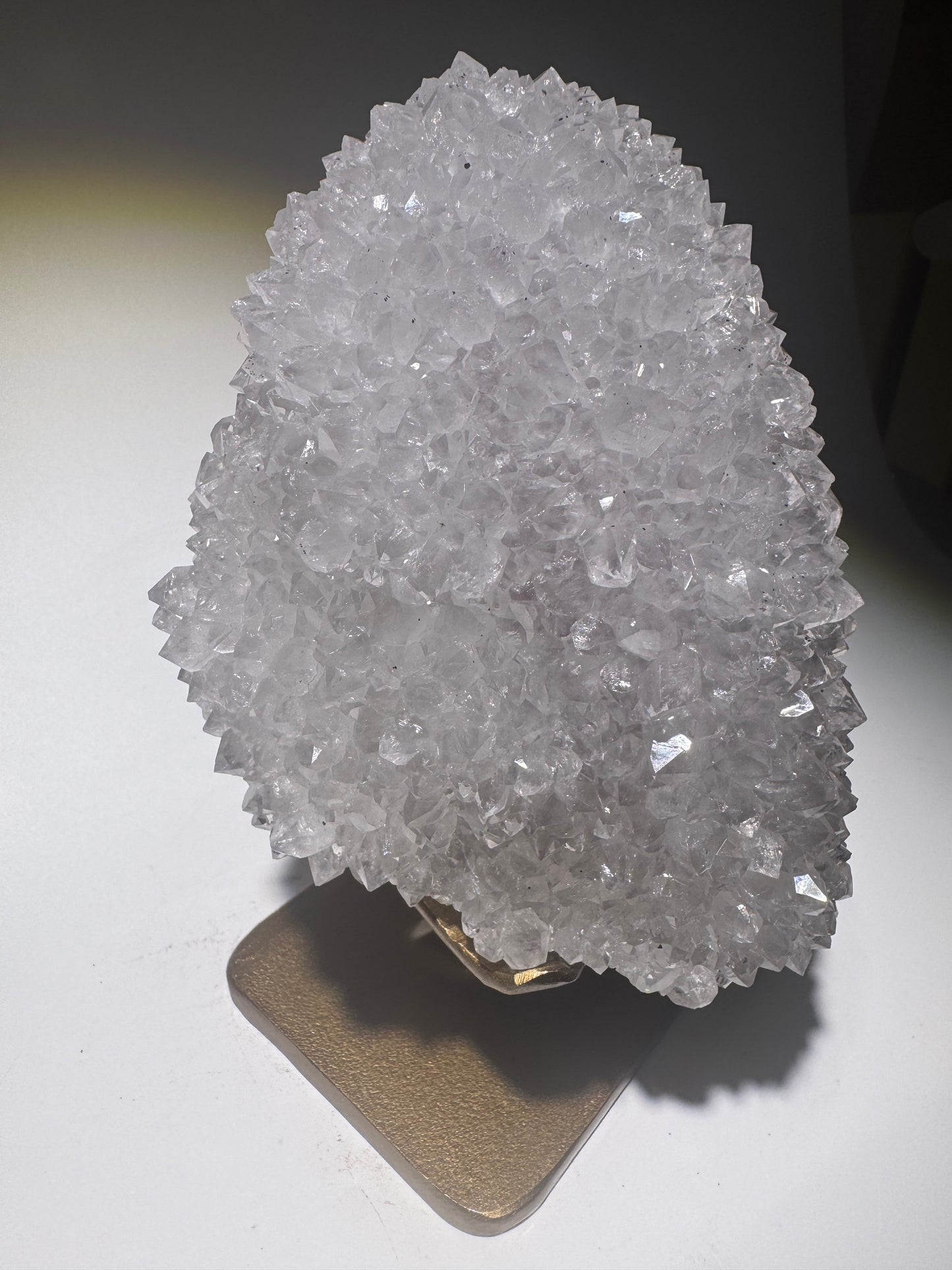 Schneeweisse Quarzblüte mit Lilatouch aus Uruguay – Stalaktitspitze auf goldenem Ständer, 17 cm, 1,7 kg