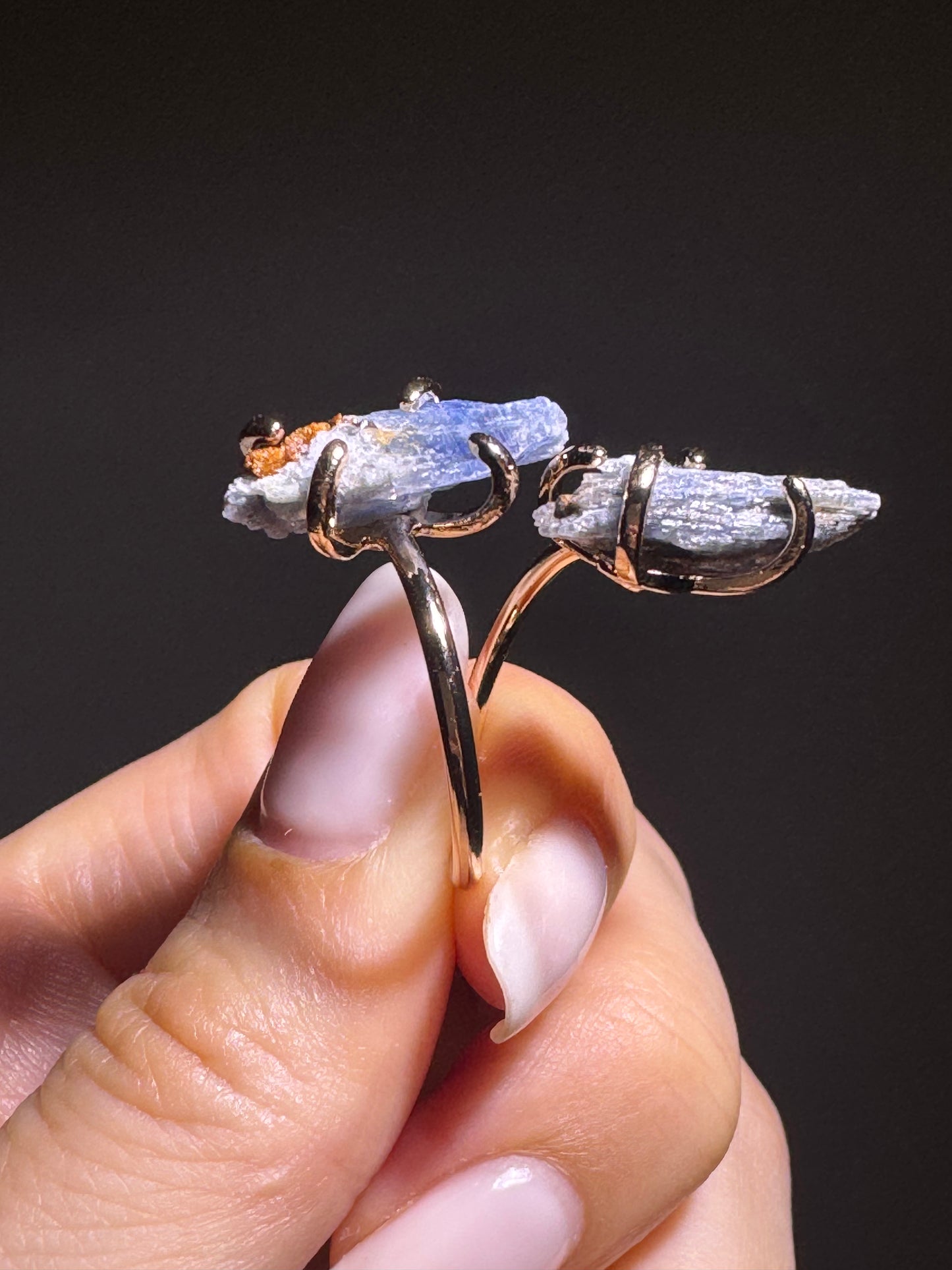 Eleganter Kryonit-Ring mit kristallblauem Edelstein – grössenverstellbarer Kupferring mit Goldvergoldung