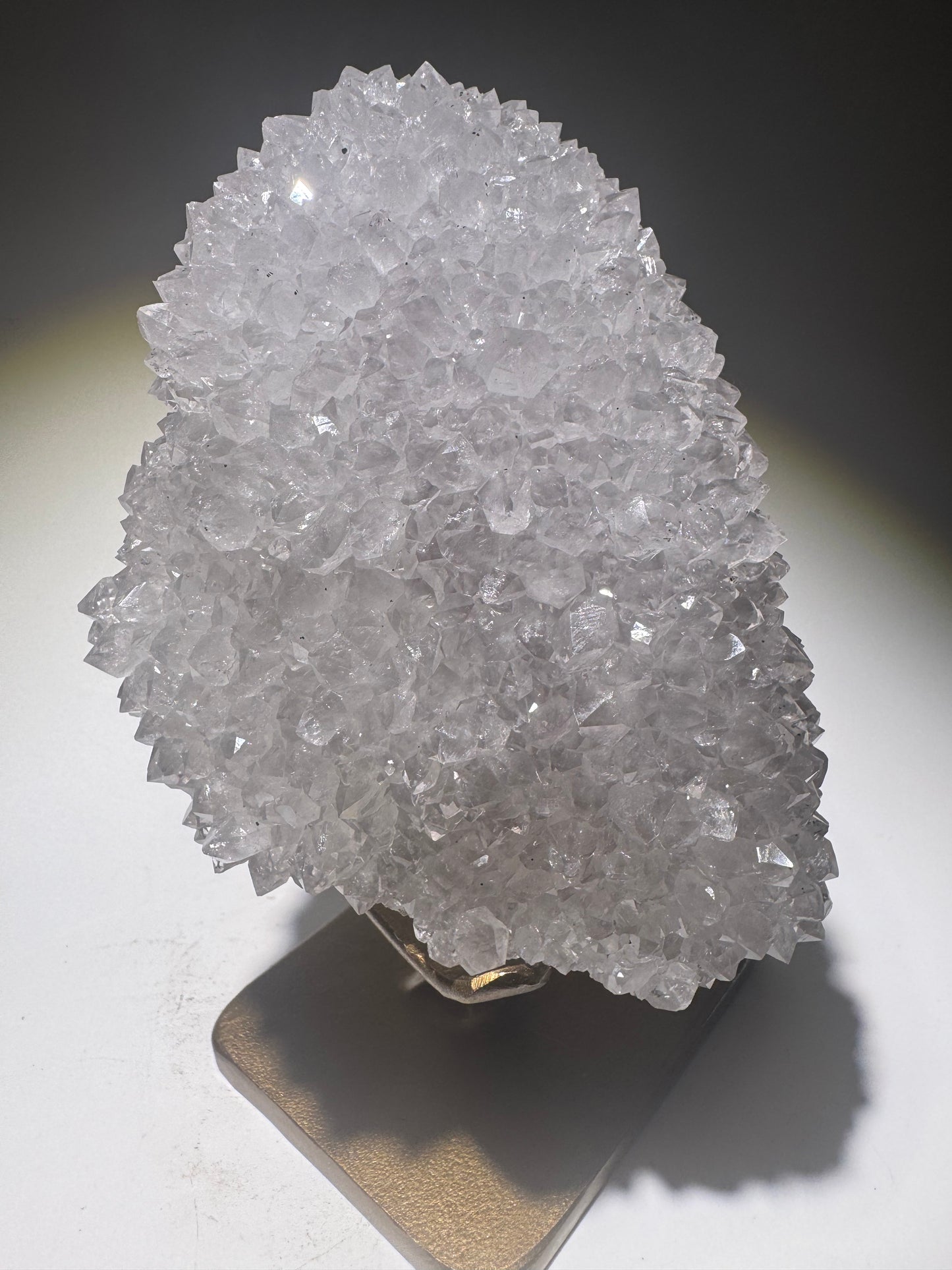 Schneeweisse Quarzblüte mit Lilatouch aus Uruguay – Stalaktitspitze auf goldenem Ständer, 17 cm, 1,7 kg