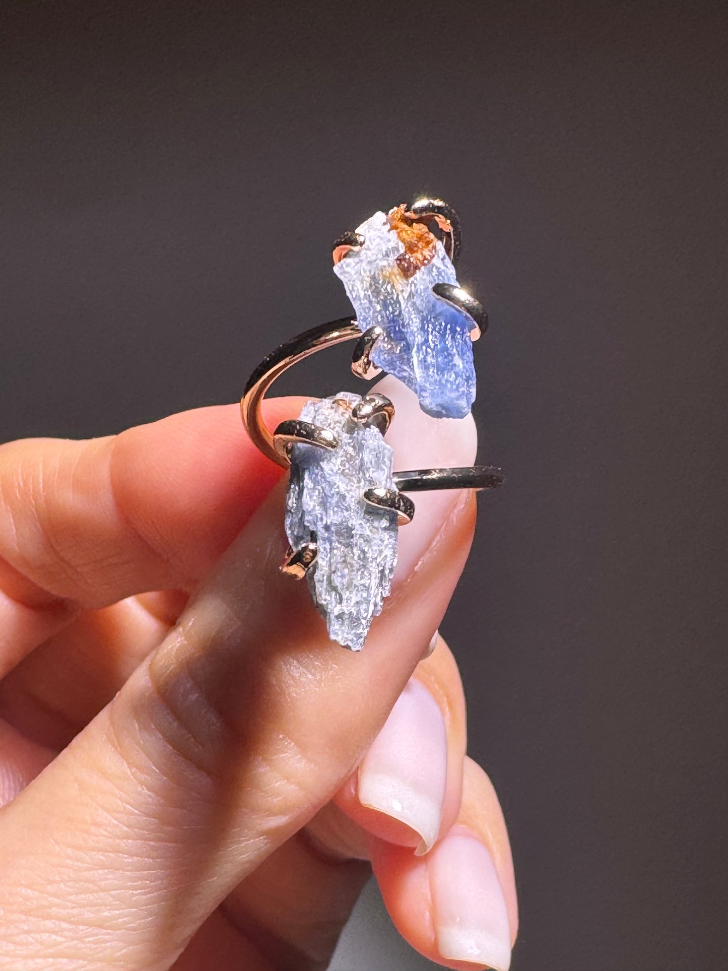 Eleganter Kryonit-Ring mit kristallblauem Edelstein – grössenverstellbarer Kupferring mit Goldvergoldung