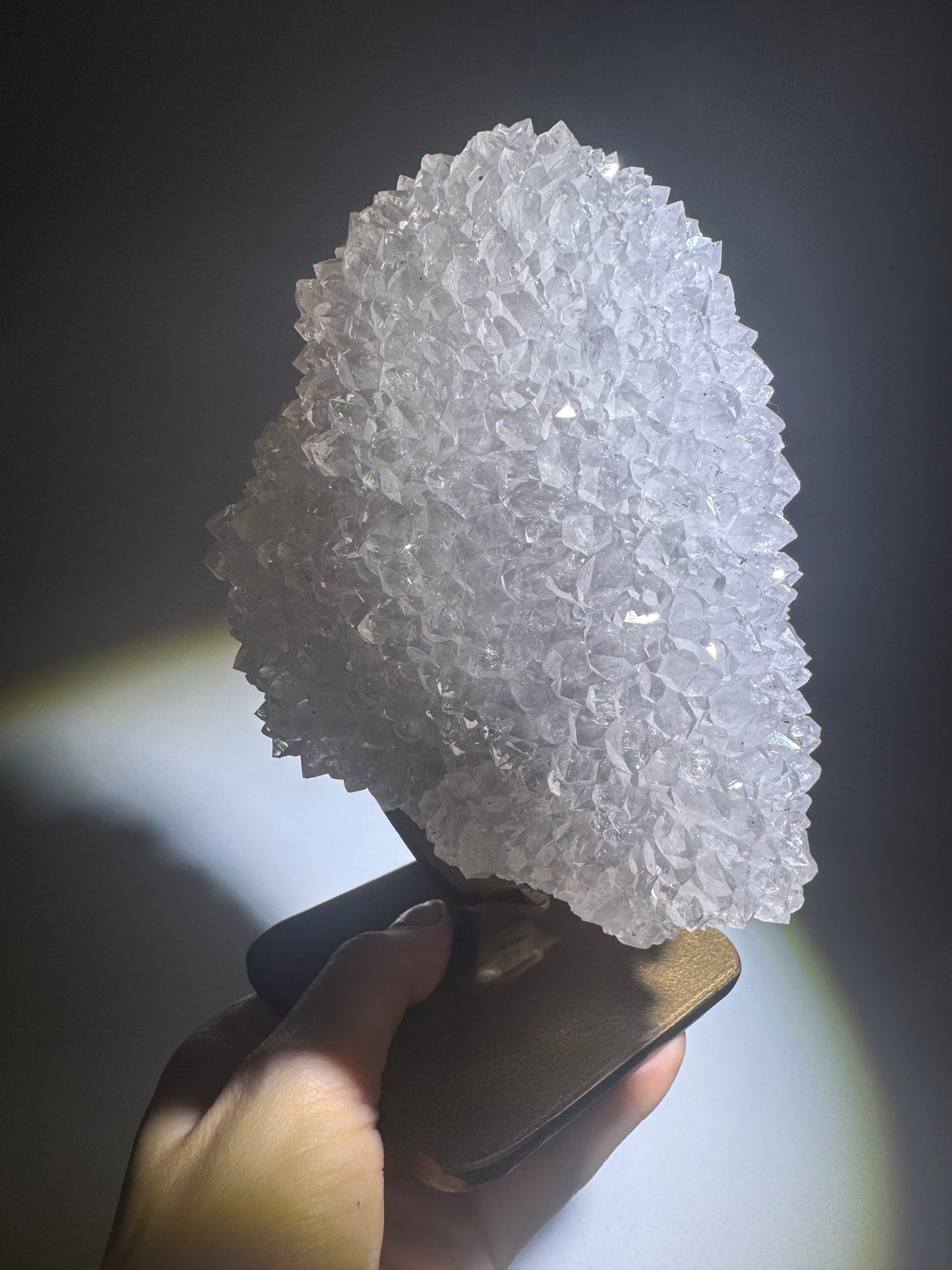Schneeweisse Quarzblüte mit Lilatouch aus Uruguay – Stalaktitspitze auf goldenem Ständer, 17 cm, 1,7 kg