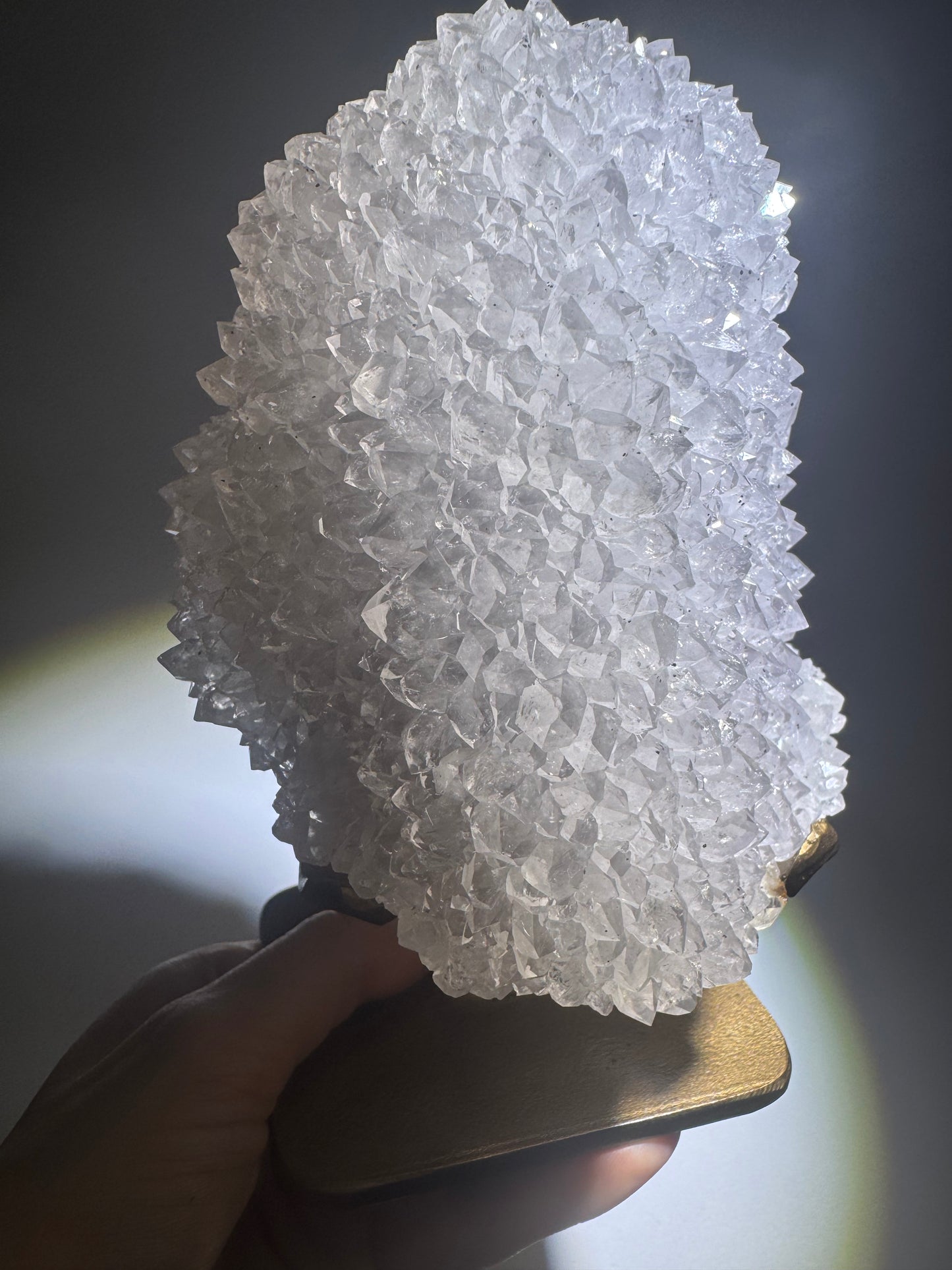 Schneeweisse Quarzblüte mit Lilatouch aus Uruguay – Stalaktitspitze auf goldenem Ständer, 17 cm, 1,7 kg