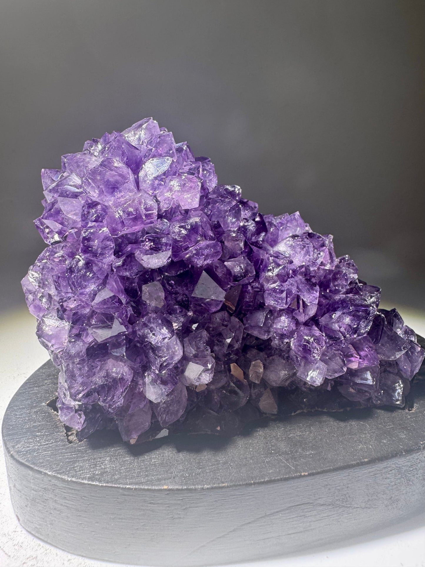 Tiefviolette Amethystblüte auf Holzständer – Stalaktitspitze aus Uruguay, 534 g, 9 cm hoch