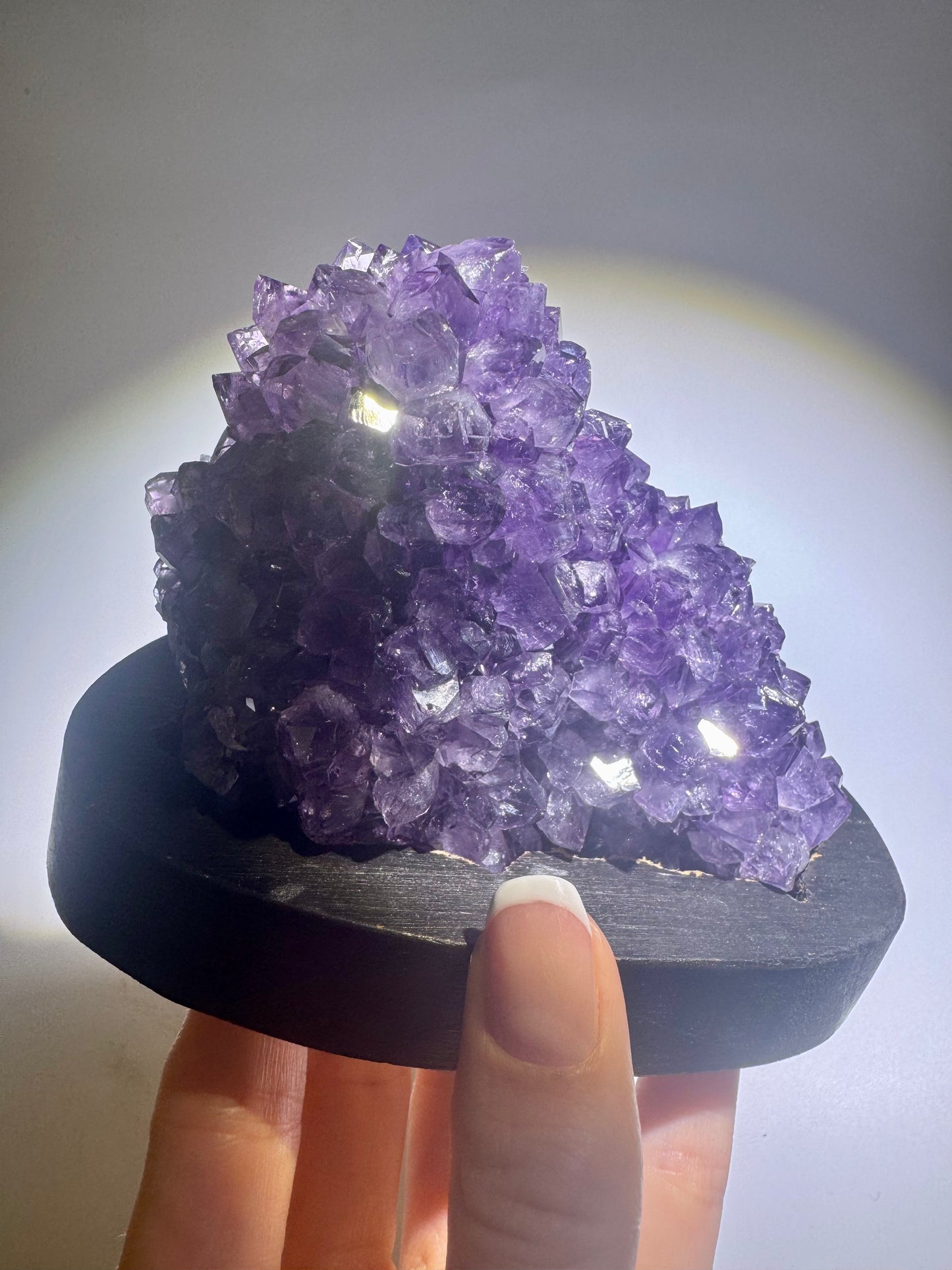 Tiefviolette Amethystblüte auf Holzständer – Stalaktitspitze aus Uruguay, 534 g, 9 cm hoch