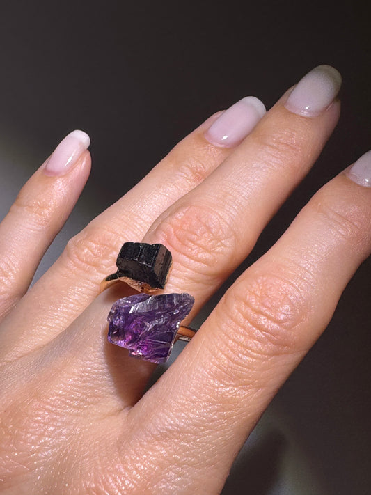 Verstellbarer Edelsteinring aus vergoldetem Kupfer mit Amethyst & Tourmalin
