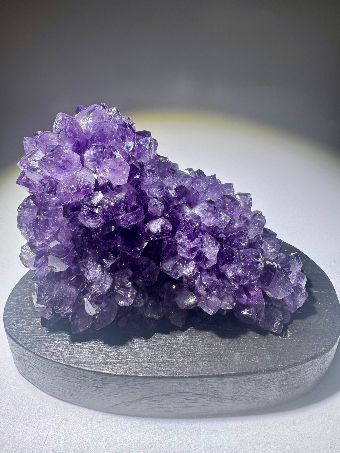 Tiefviolette Amethystblüte auf Holzständer – Stalaktitspitze aus Uruguay, 534 g, 9 cm hoch