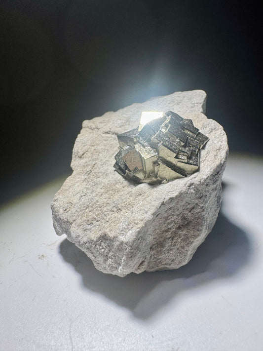 Seltene Pyrit-Formation auf Matrix aus Spanien – Naturwunder in Goldglanz