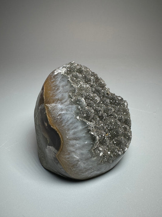 Améthyste arc-en-ciel taillée - 6 cm, 173 g