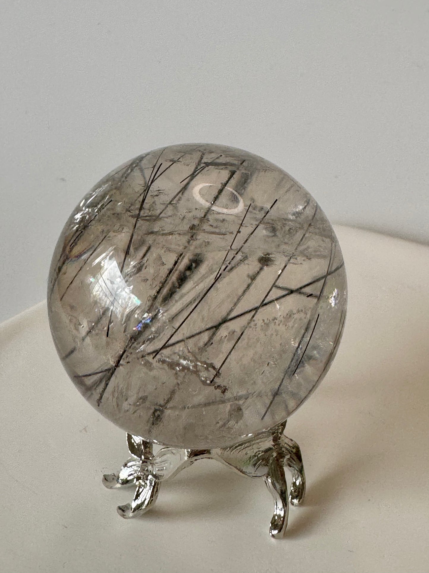 Boule de cristal de roche avec aiguilles de rutile noir 🖤 - 4,7 cm, 147 g