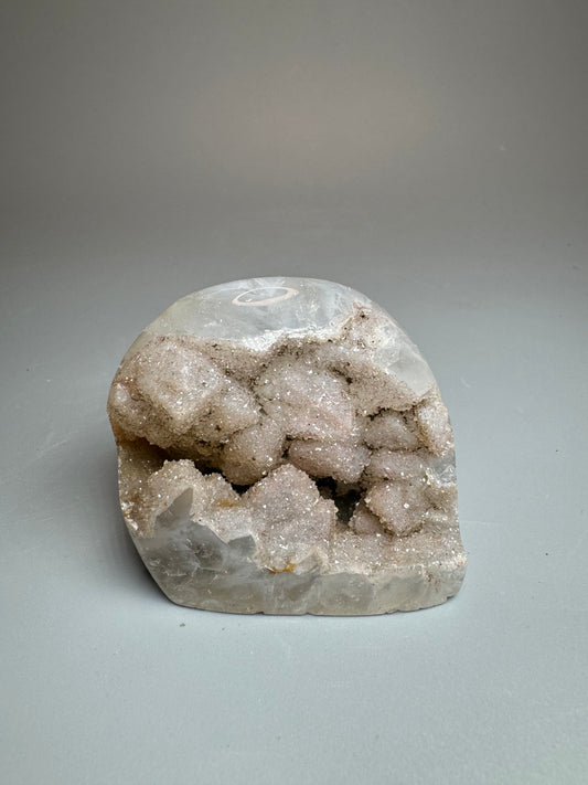 Améthyste arc-en-ciel taillée Uruguay – 5 cm, 137 g, scintillante et précieuse ✨