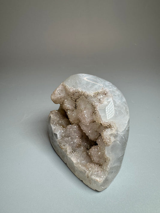 Améthyste arc-en-ciel taillée Uruguay – 5 cm, 137 g, scintillante et précieuse ✨