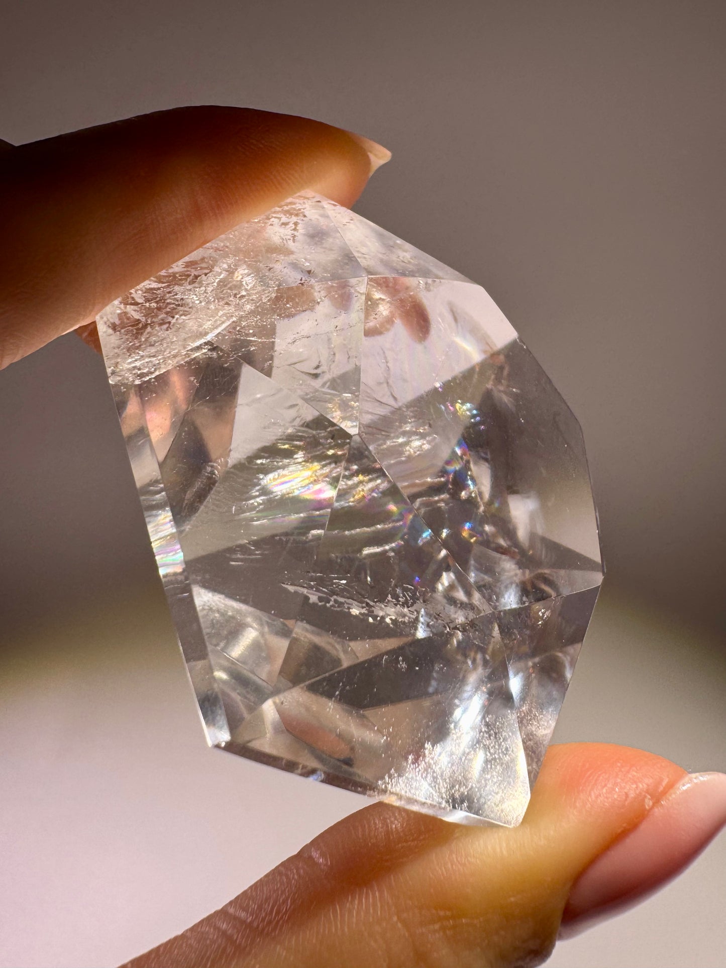 Facettierter Bergkristall geschliffen wie ein Diamant – 5,4 cm – Klarer Edelstein mit Regenbogen 🌈
