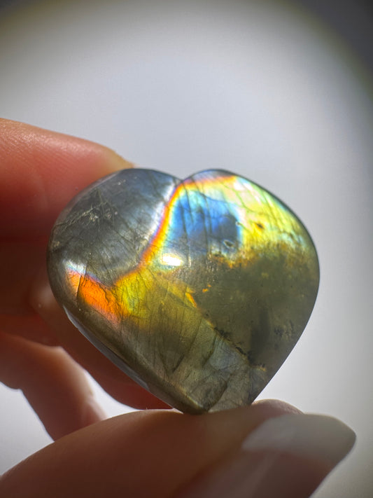 Labradorit Herz 3 cm – handmade mit blau-pink-gold Flash – seltener Edelstein aus Indien