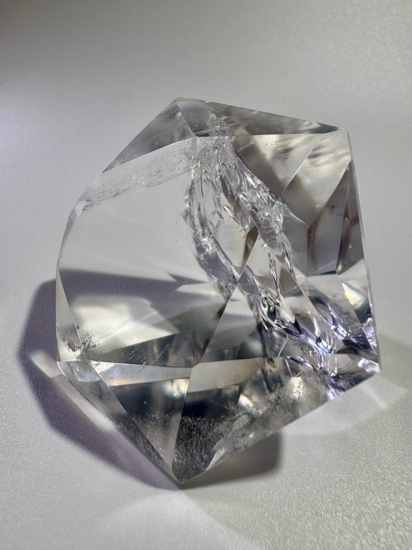 Facettierter Bergkristall geschliffen wie ein Diamant – 5,4 cm – Klarer Edelstein mit Regenbogen 🌈