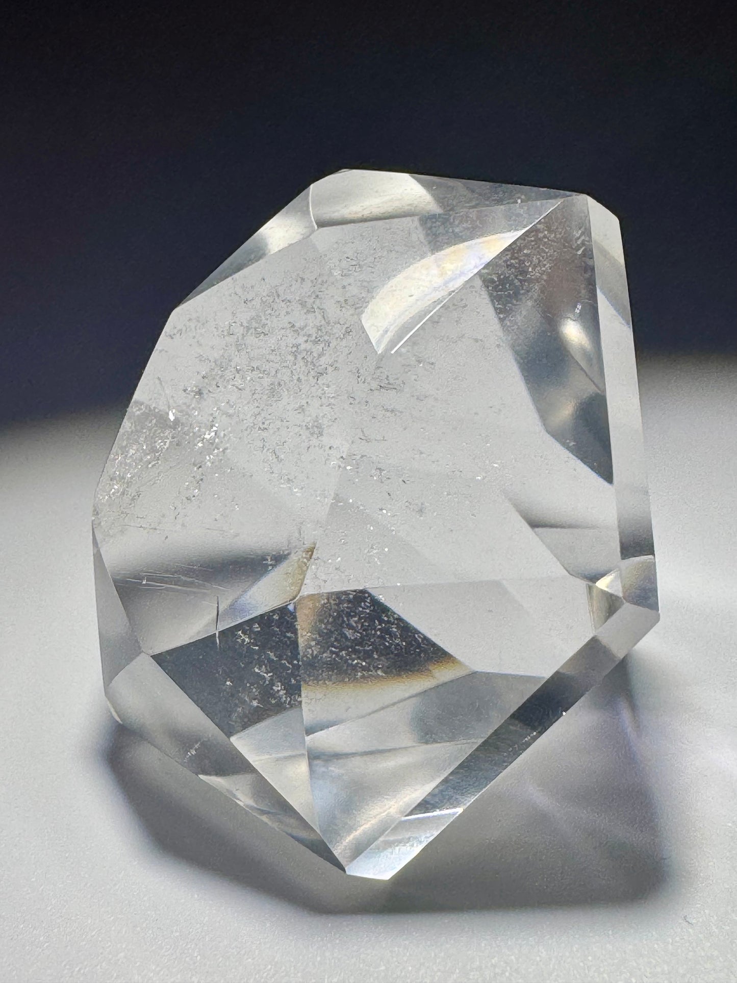 Exklusiver Bergkristall 💫 mit Diamantschliff – 4.1 cm – Hochreiner Edelstein mit Lichtspiel