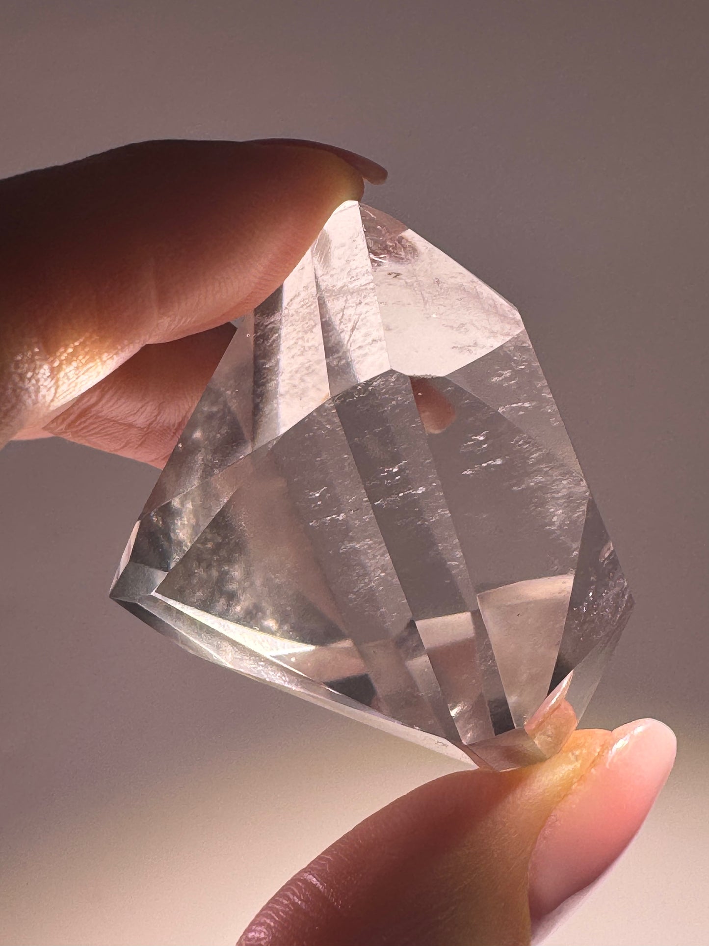Exklusiver Bergkristall 💫 mit Diamantschliff – 4.1 cm – Hochreiner Edelstein mit Lichtspiel