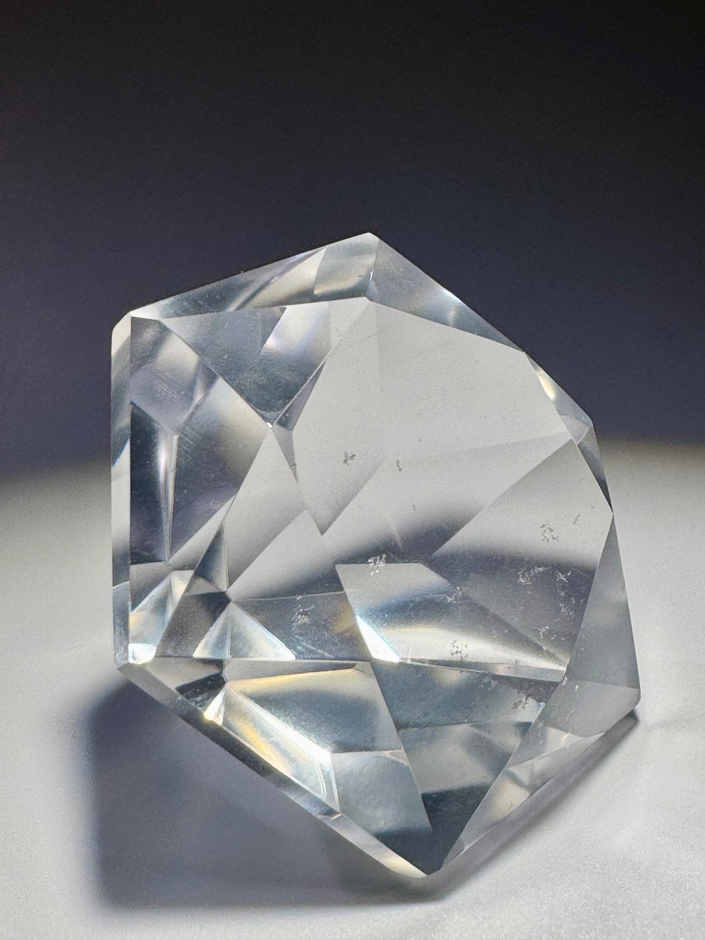 Ultraklarer facettierter Bergkristall 💎 4,8 cm – Diamantschliff & Lichtspiel – 66 g Edelstein aus Brasilien