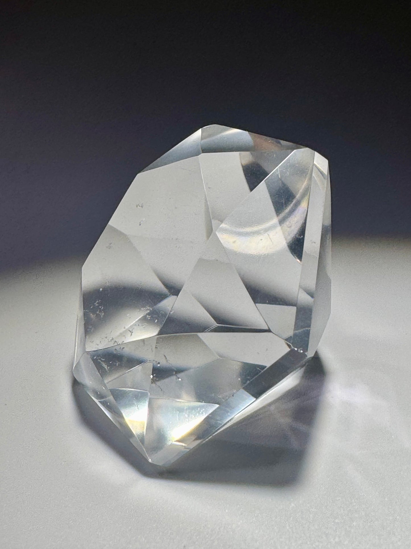 Ultraklarer facettierter Bergkristall 💎 4,8 cm – Diamantschliff & Lichtspiel – 66 g Edelstein aus Brasilien
