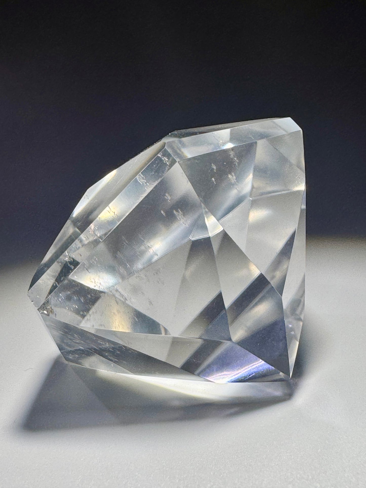 Ultraklarer facettierter Bergkristall 💎 4,8 cm – Diamantschliff & Lichtspiel – 66 g Edelstein aus Brasilien