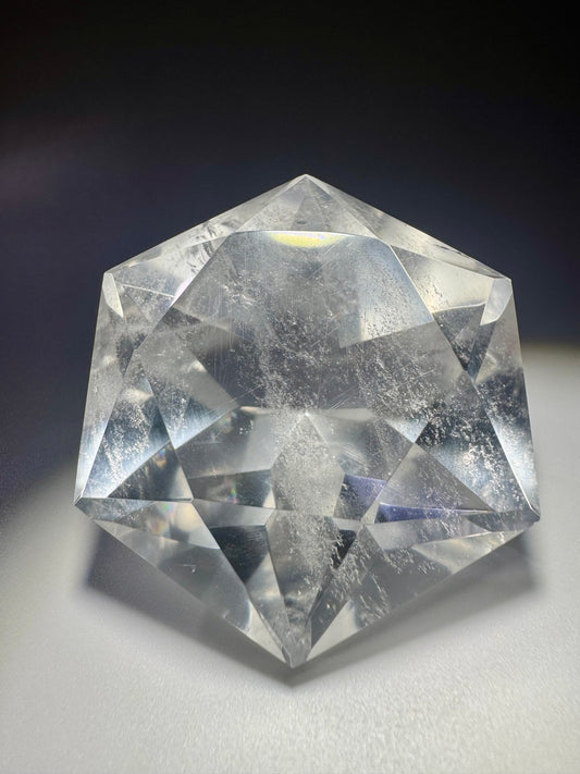 Ultraklarer facettierter Bergkristall 💎 4.8 cm – Diamantschliff & Lichtspiel