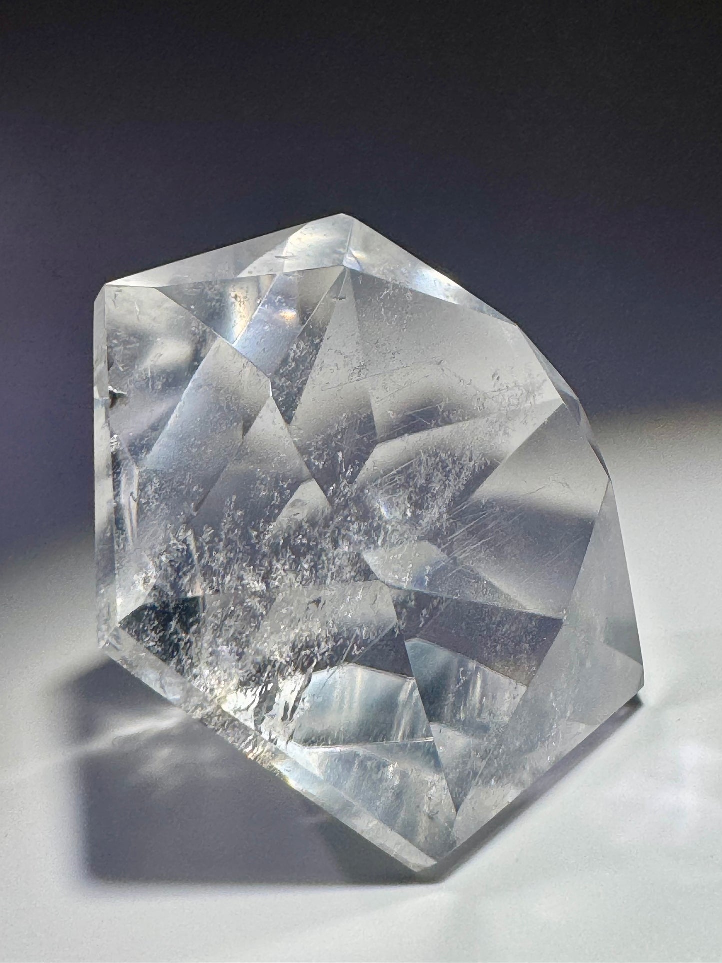 Ultraklarer facettierter Bergkristall 💎 5.2 cm – Diamantschliff & Lichtspiel – 93 g Edelstein aus Brasilien (Kopie)