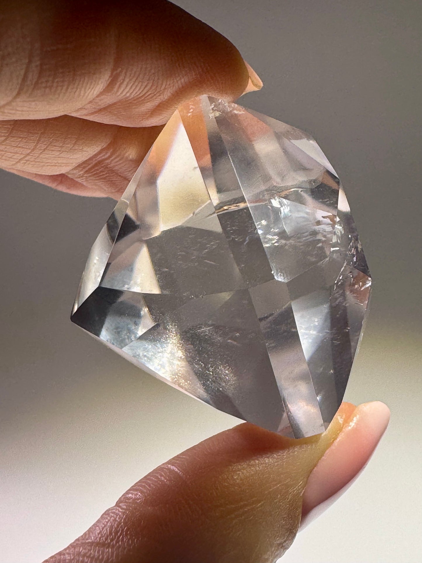 Ultraklarer facettierter Bergkristall 💎 4.1 cm – Diamantschliff & Lichtspiel – 48 g Edelstein aus Brasilien