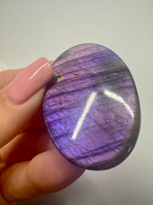 Bezaubernder pink/violetter Labradorit (Cabochon) 💖- 4.5cm