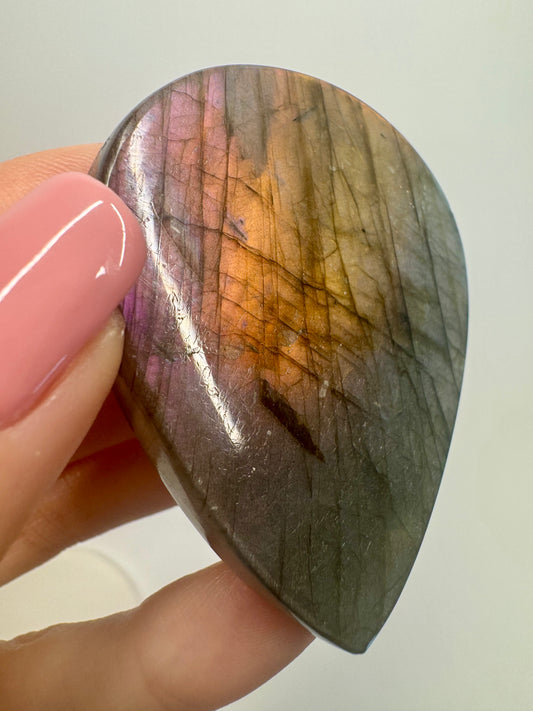 Exklusiver Labradorit mit faszinierendem Multicolor-Schimmer 🌈 - 5.5cm