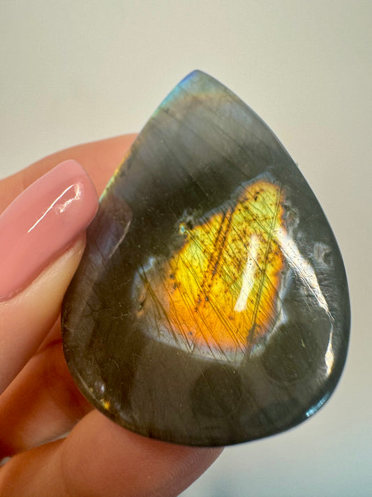 Hübscher Labradorit mit tollem Multicolor-Schimmer 🌈 - 4.6cm
