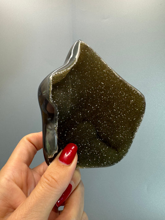 Seltene grün-goldene Achat Flamme aus Uruguay – 10 cm, 296 g mit Kristallen