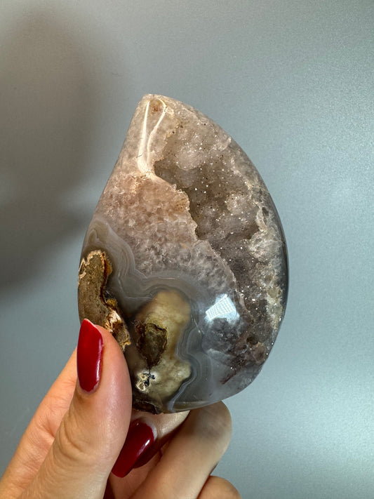 Bezaubernde Rainbow Amethyst Flamme aus Uruguay - 9cm, 303g