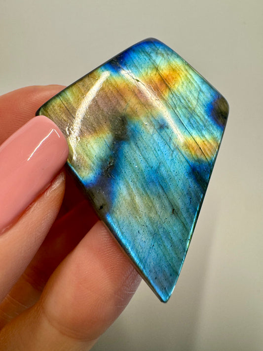 Exklusiver Labradorit mit faszinierendem Multicolor-Schimmer 🌈 - 4.5cm