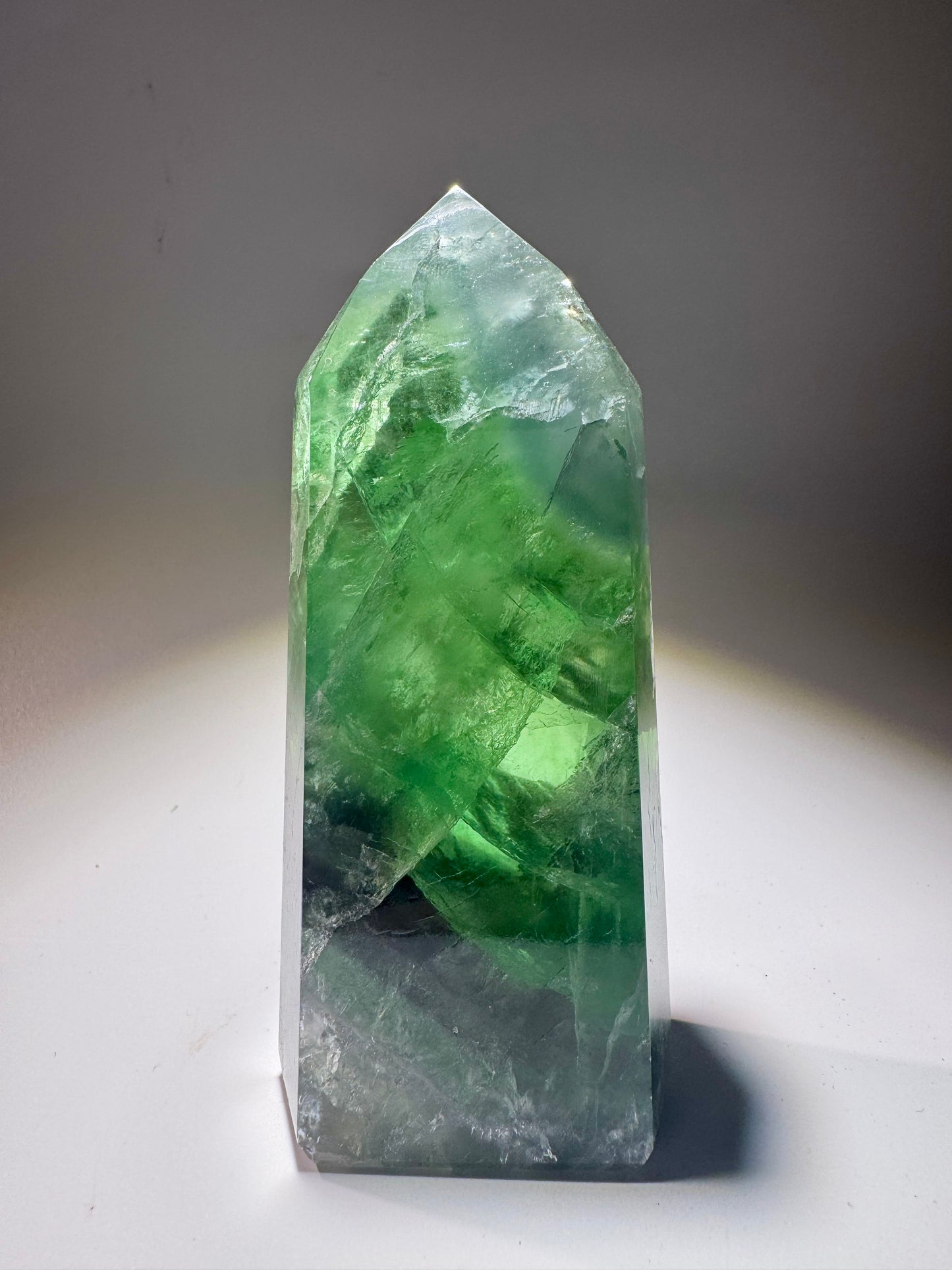 Grasgrüner Fluorit mit Regenbogen – 11 cm & 335 g – Premium Edelstein aus Brasilien 💚✨