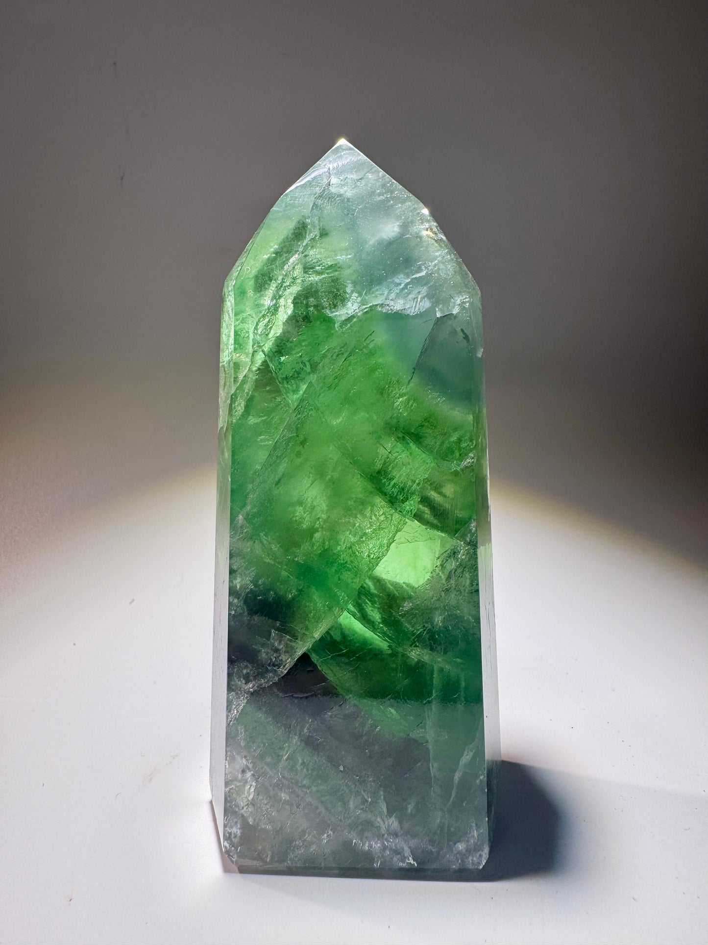 Grasgrüner Fluorit mit Regenbogen – 11 cm & 335 g – Premium Edelstein aus Brasilien 💚✨