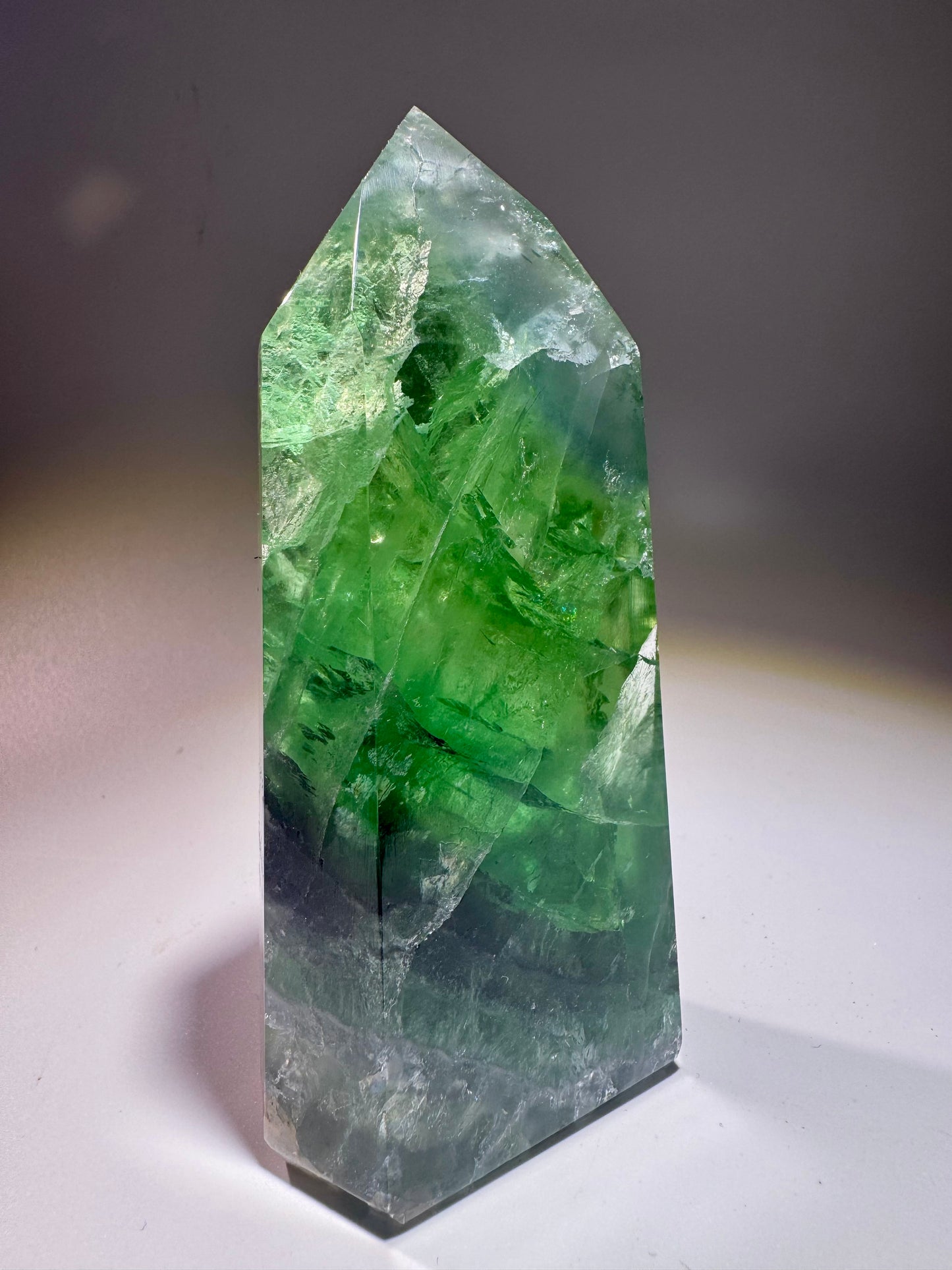 Grasgrüner Fluorit mit Regenbogen – 11 cm & 335 g – Premium Edelstein aus Brasilien 💚✨
