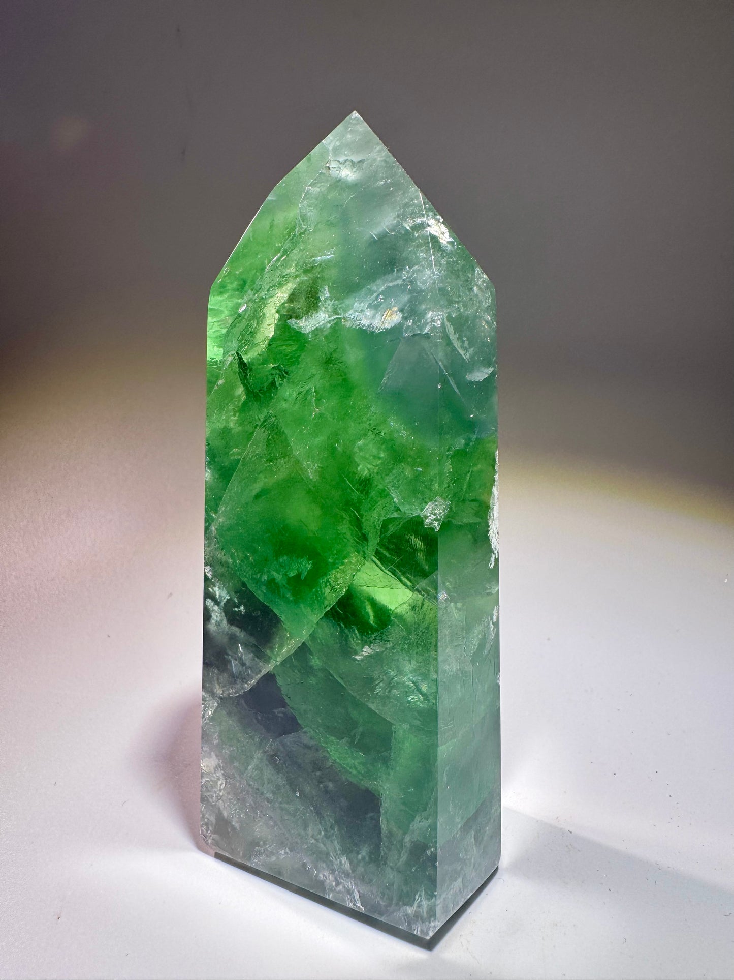 Grasgrüner Fluorit mit Regenbogen – 11 cm & 335 g – Premium Edelstein aus Brasilien 💚✨