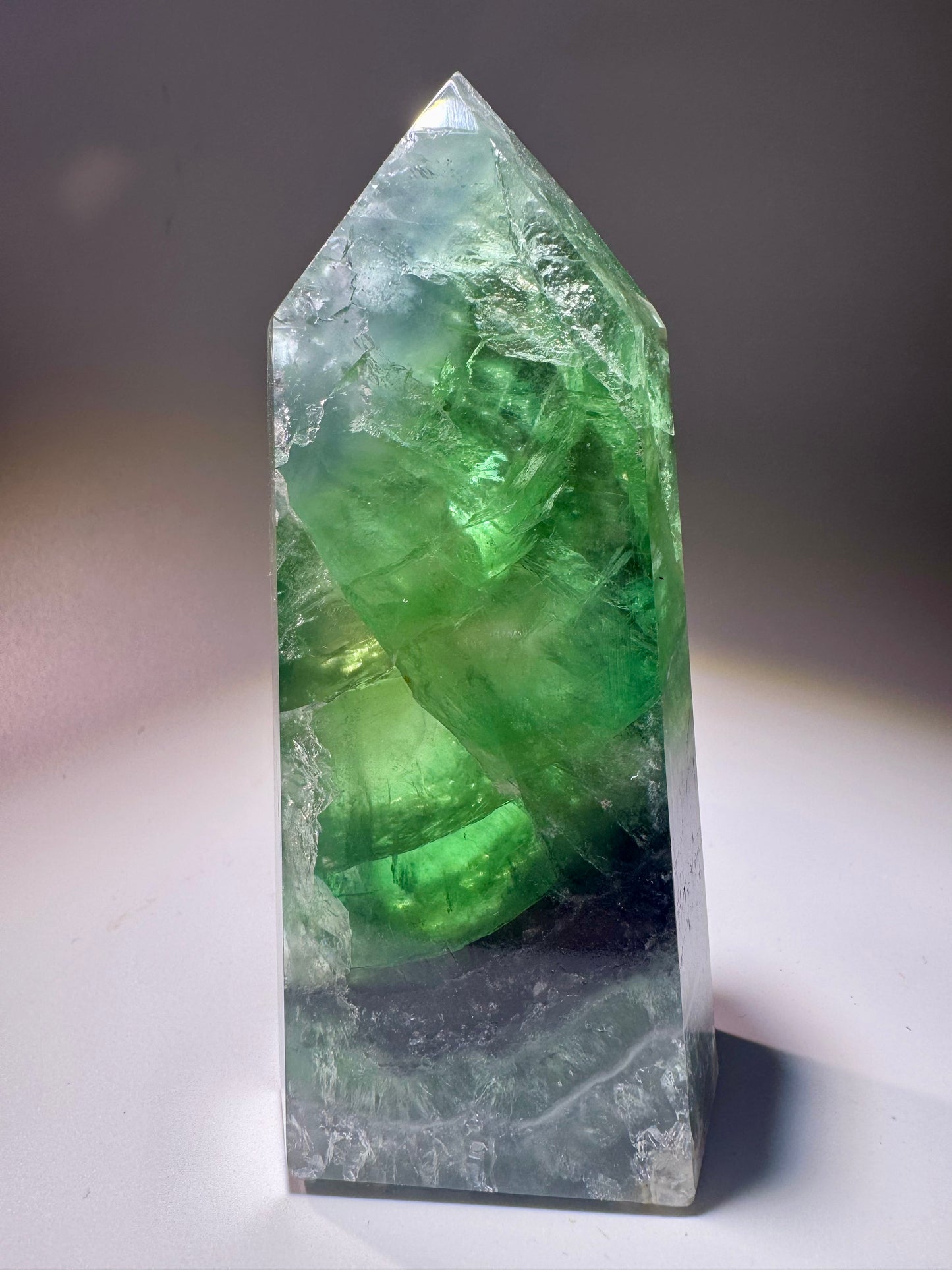 Grasgrüner Fluorit mit Regenbogen – 11 cm & 335 g – Premium Edelstein aus Brasilien 💚✨