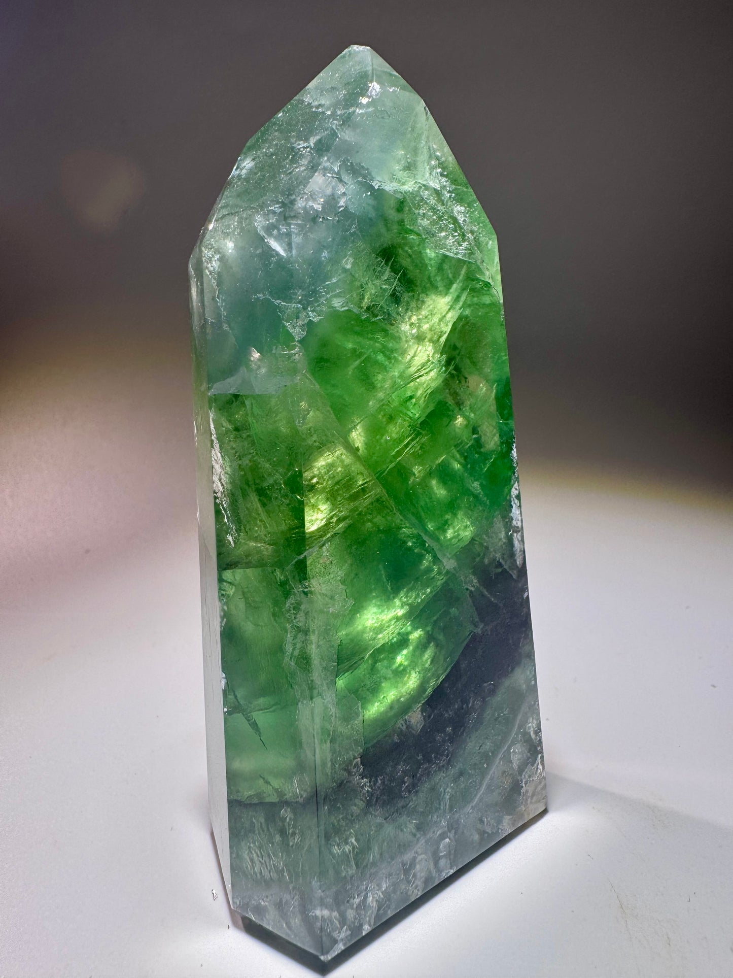 Grasgrüner Fluorit mit Regenbogen – 11 cm & 335 g – Premium Edelstein aus Brasilien 💚✨