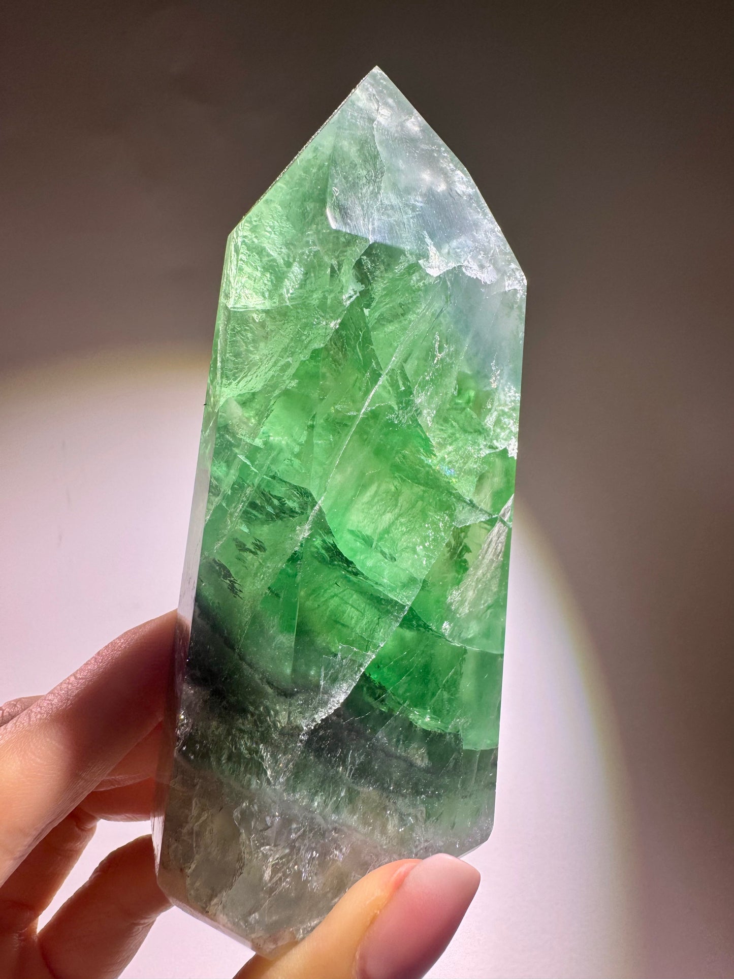 Grasgrüner Fluorit mit Regenbogen – 11 cm & 335 g – Premium Edelstein aus Brasilien 💚✨