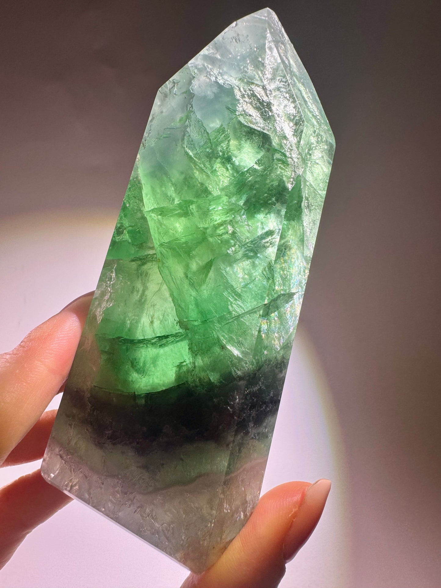 Grasgrüner Fluorit mit Regenbogen – 11 cm & 335 g – Premium Edelstein aus Brasilien 💚✨