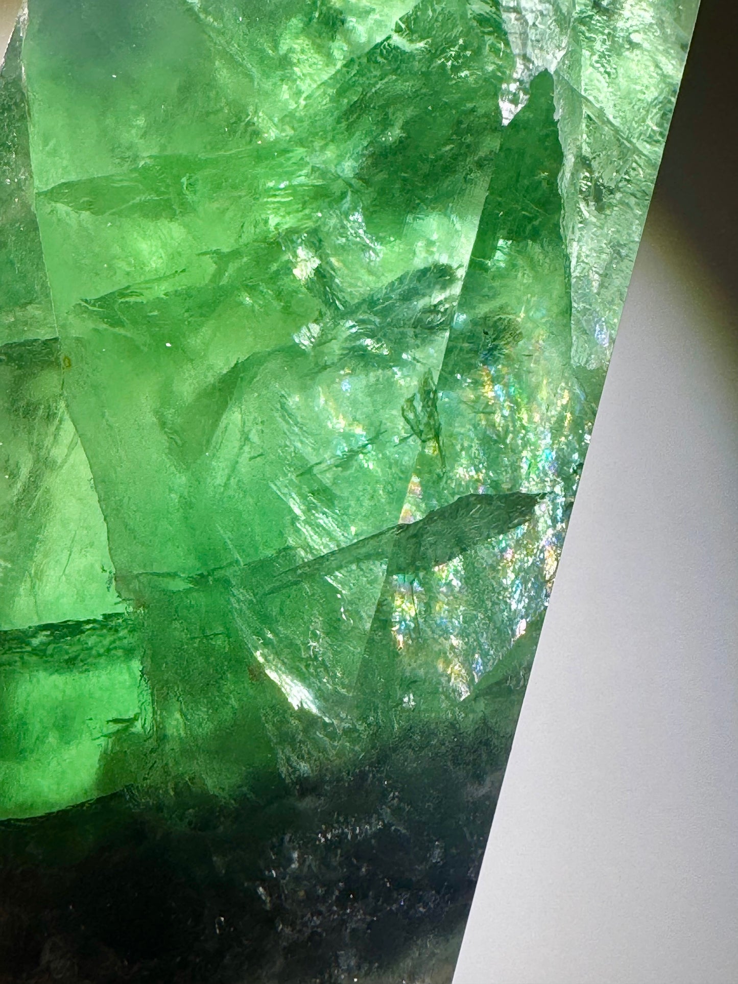 Grasgrüner Fluorit mit Regenbogen – 11 cm & 335 g – Premium Edelstein aus Brasilien 💚✨
