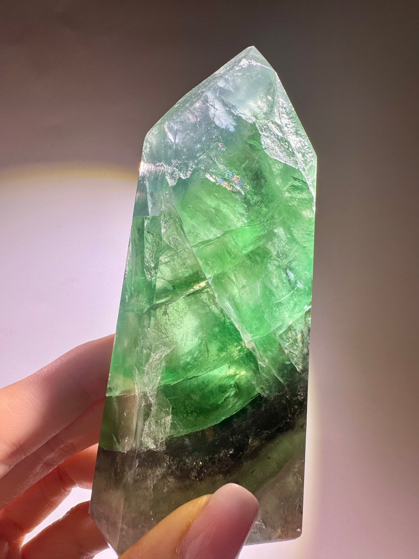 Grasgrüner Fluorit mit Regenbogen – 11 cm & 335 g – Premium Edelstein aus Brasilien 💚✨